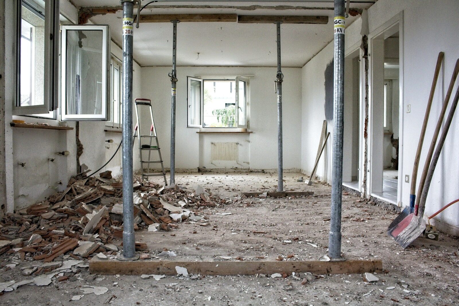Leerer Innenraum während der Sanierung, die Decke ist mit Baustützen gesichert, am Boden liegt Bauschutt.