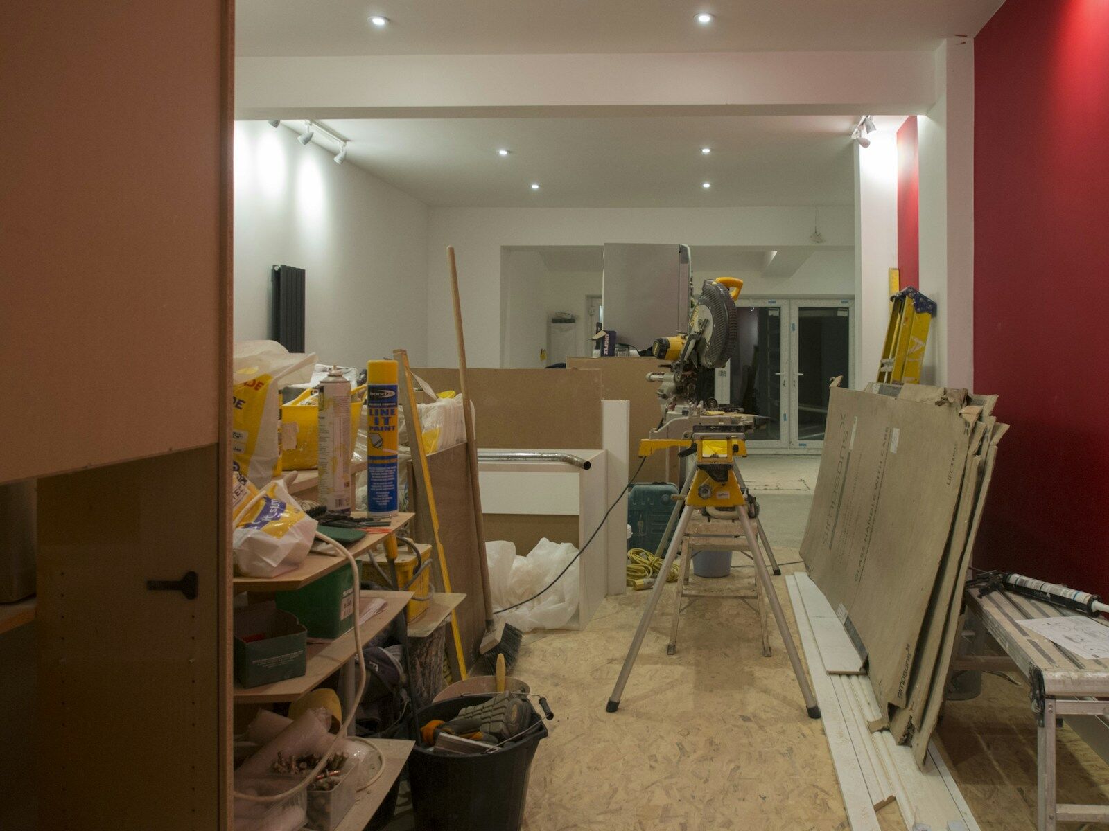 Raum während der Renovierung mit Werkzeug, Baumaterial und Messgerät.