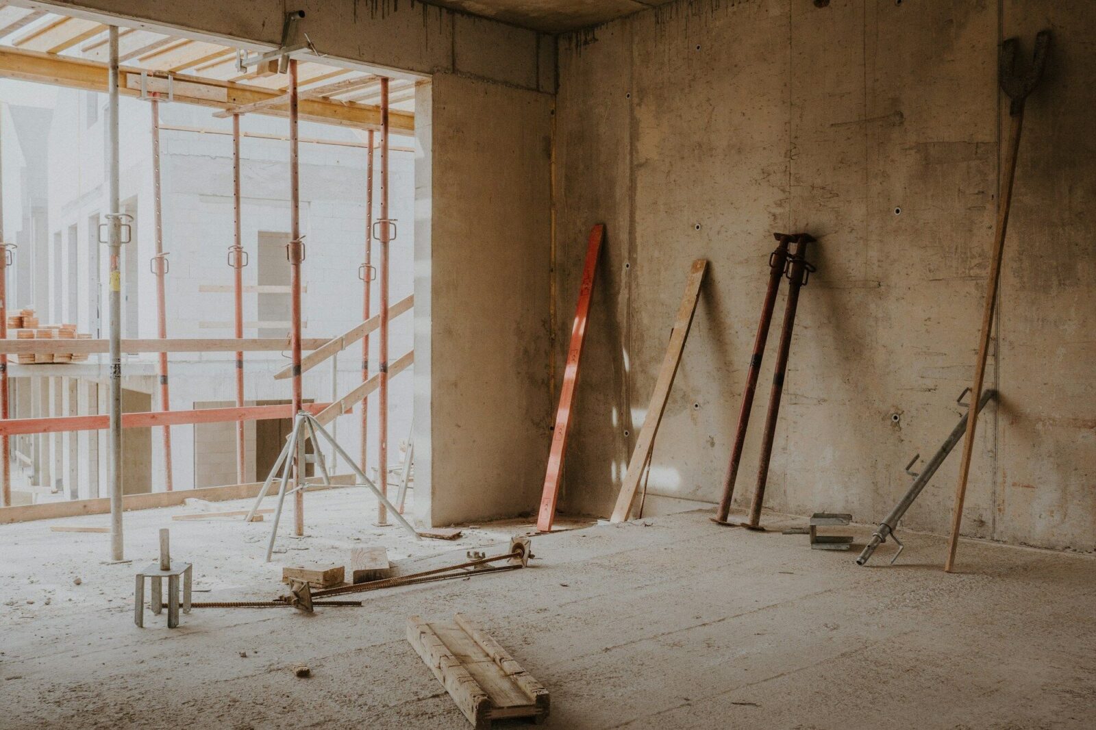 Innenraum mit Gerüst und Stützen, Wände und Decke sind teilweise zurückgebaut.